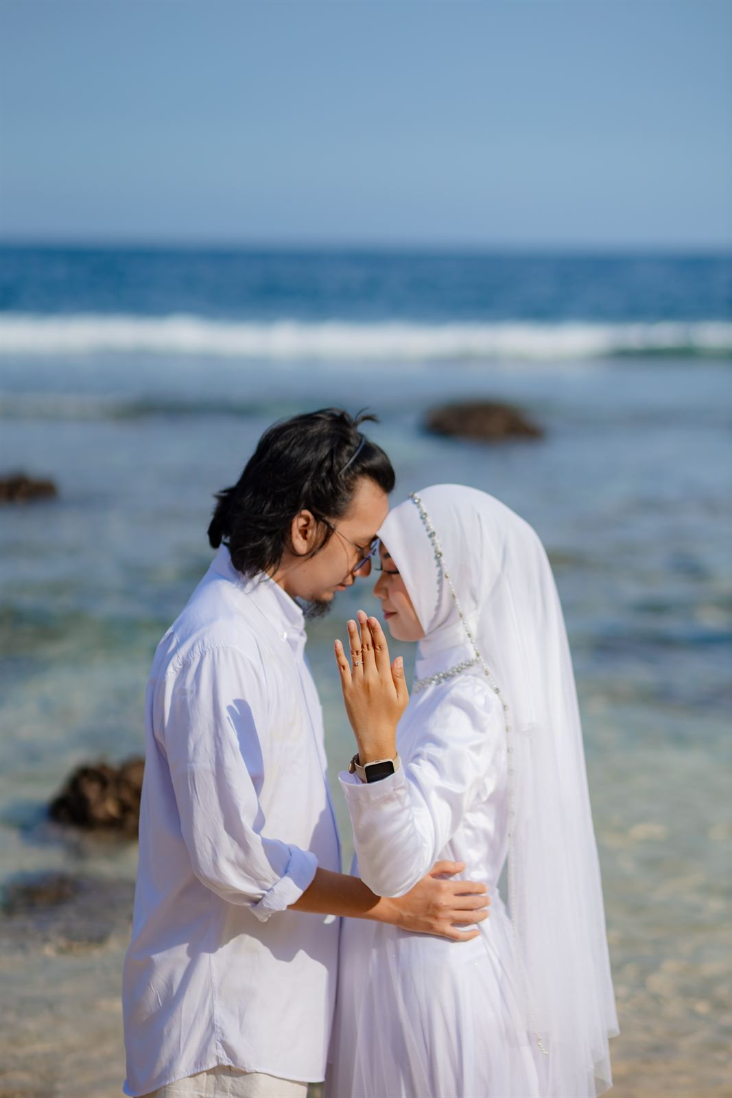 Shovian dan Tita berpelukan di tepi laut