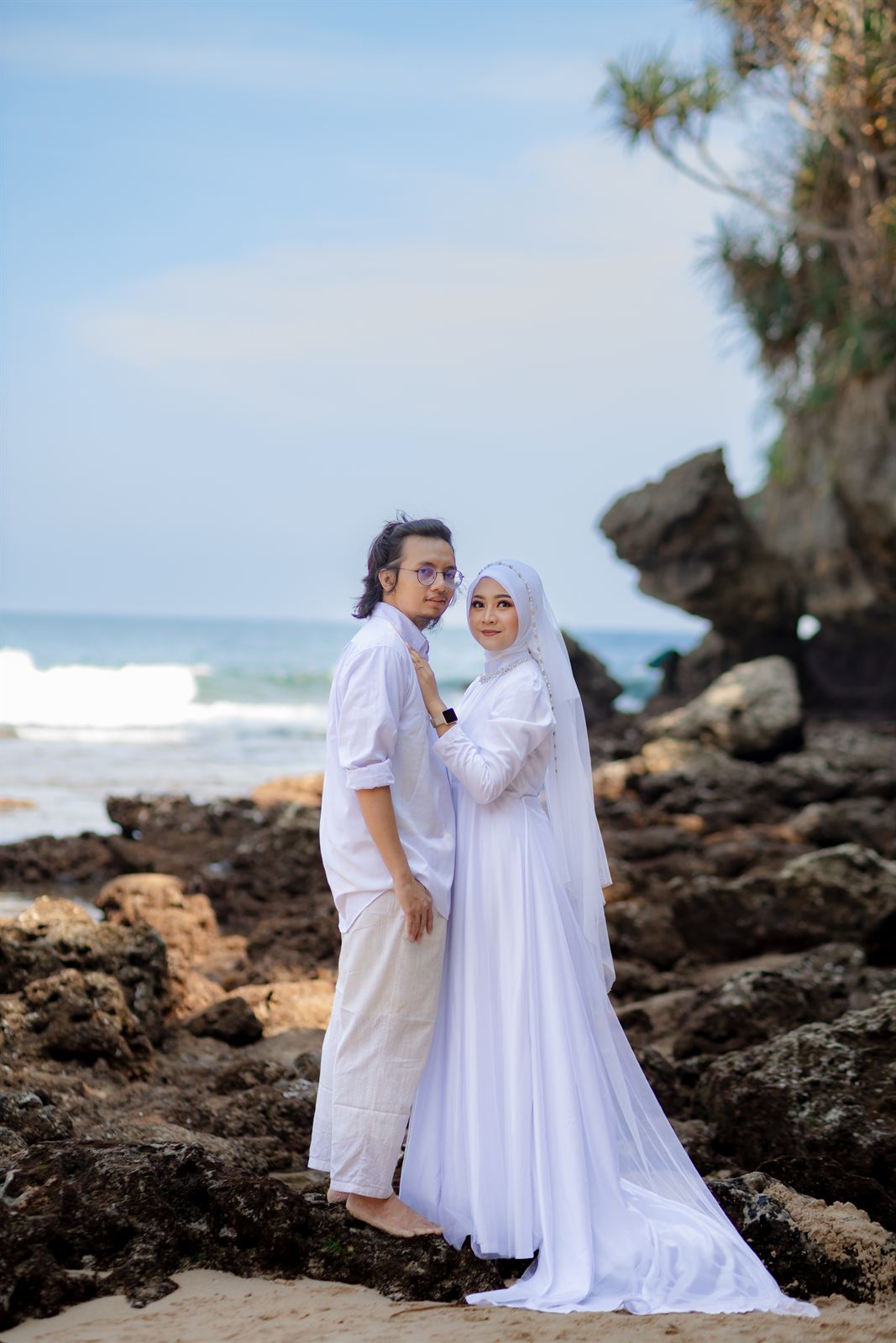 Shovian dan Tita berdiri di antara batu karang