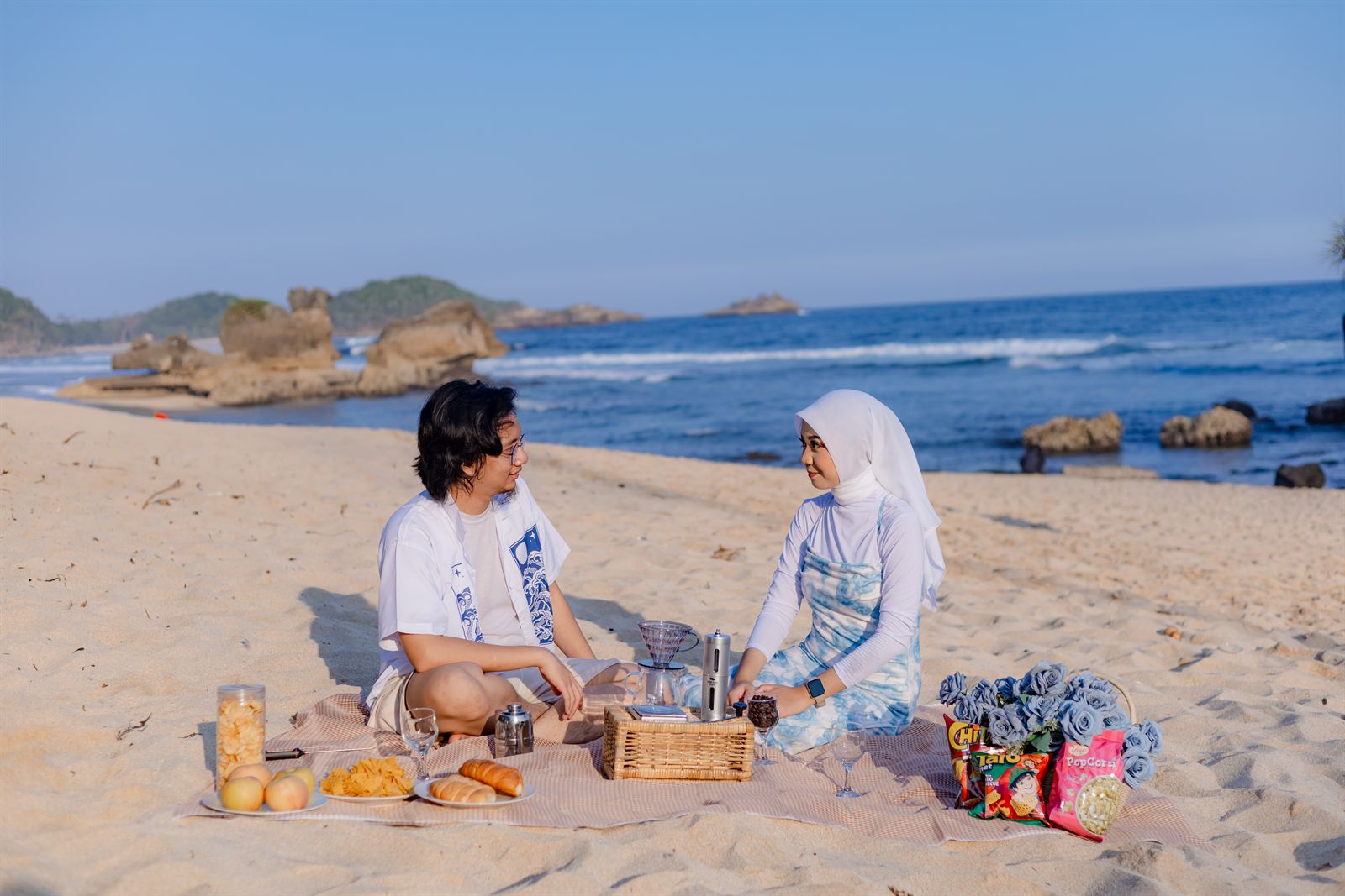 Shovian dan Tita piknik di pasir pantai, momen ke-1