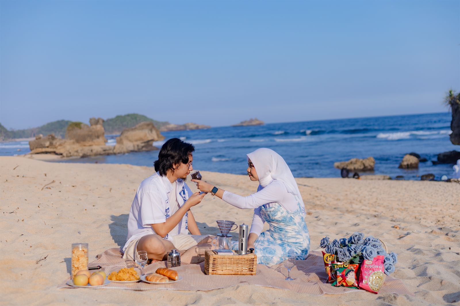 Shovian dan Tita piknik di pasir pantai, momen ke-2
