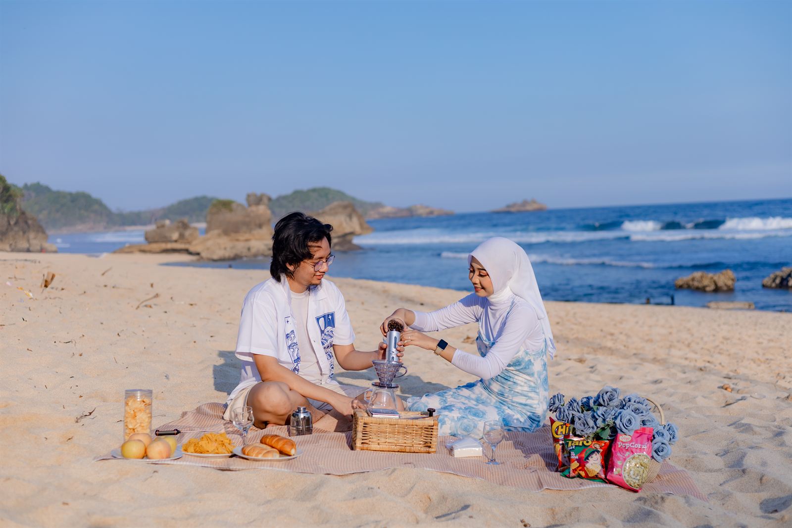 Shovian dan Tita piknik di pasir pantai, momen ke-3