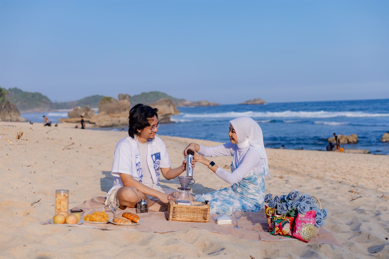 Shovian dan Tita piknik di pasir pantai, momen ke-4