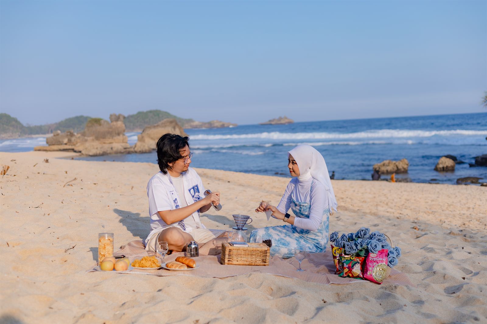 Shovian dan Tita piknik di pasir pantai, momen ke-5