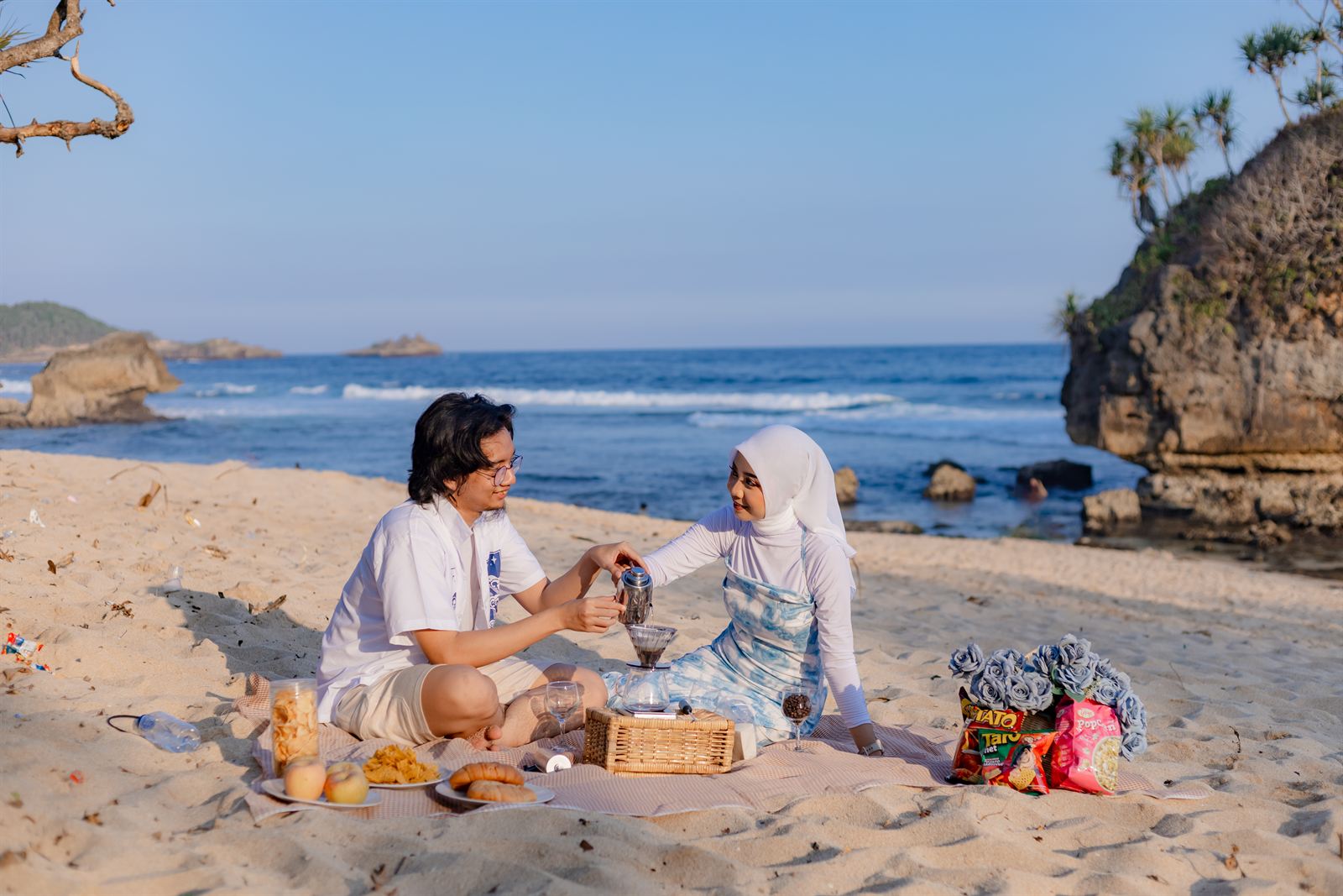 Shovian dan Tita piknik di pasir pantai, momen ke-6