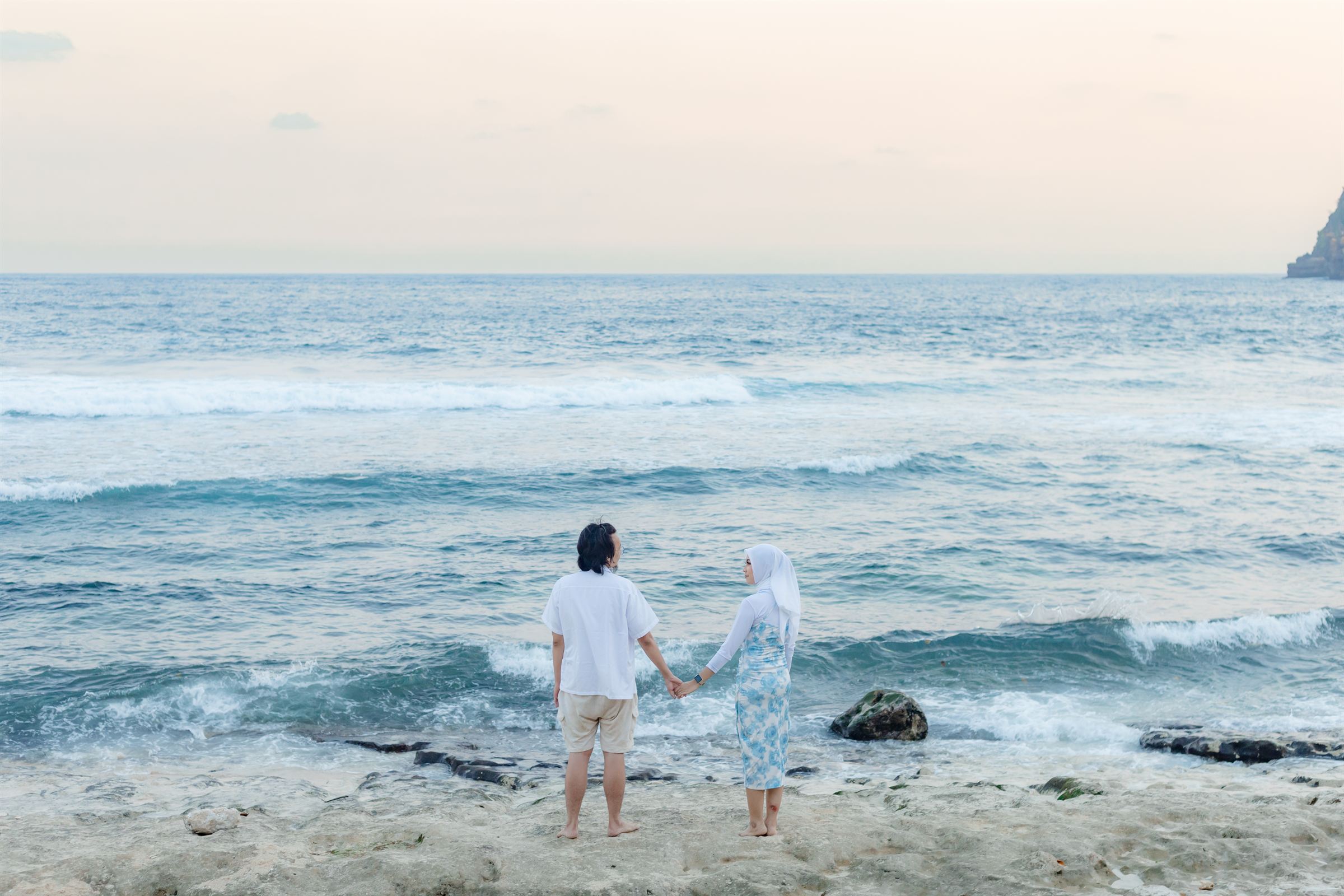 Shovian dan Tita bergandengan tangan menatap laut saat senja